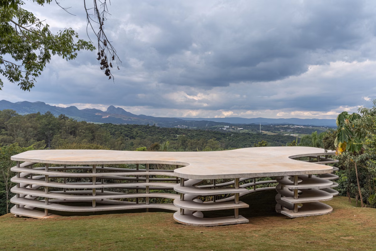 Inhotim celebra 20 anos com novas exposições e reforça sua trajetória como símbolo de arte, natureza e memória